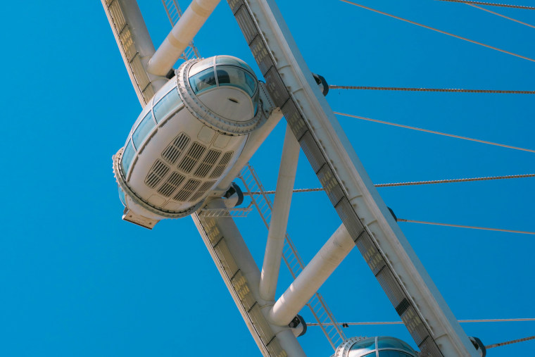 Сколько человек помещается в одной кабинке